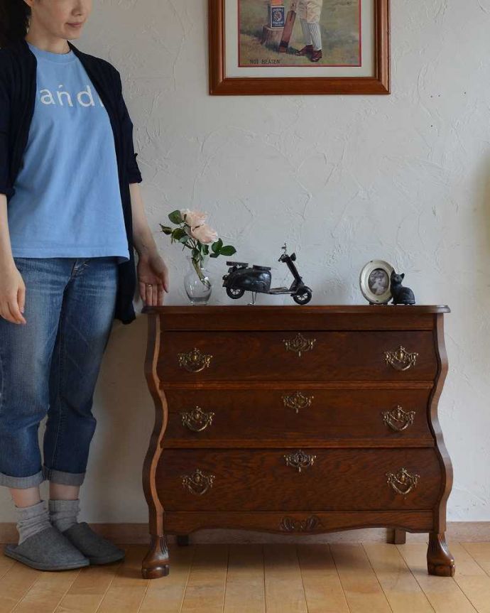 アンティークのチェスト アンティーク家具 優雅なシルエットのフレンチアンティーク家具、小ぶりな3段チェスト(コモード)。美しい曲線美がフランスらしいんです。(j-2081-f)