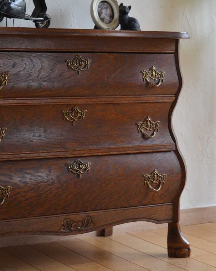 アンティークのチェスト アンティーク家具 優雅なシルエットのフレンチアンティーク家具、小ぶりな3段チェスト(コモード)。「見せる収納」だから、置く場所を選びません!チェストと言ってもデザインがステキだから、収納だけじゃなくて見ても楽しめる具なんです。(j-2081-f)