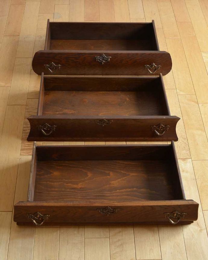 アンティークのチェスト アンティーク家具 優雅なシルエットのフレンチアンティーク家具、小ぶりな3段チェスト(コモード)。キレイに修復したので、何を入れてもOKです。(j-2081-f)