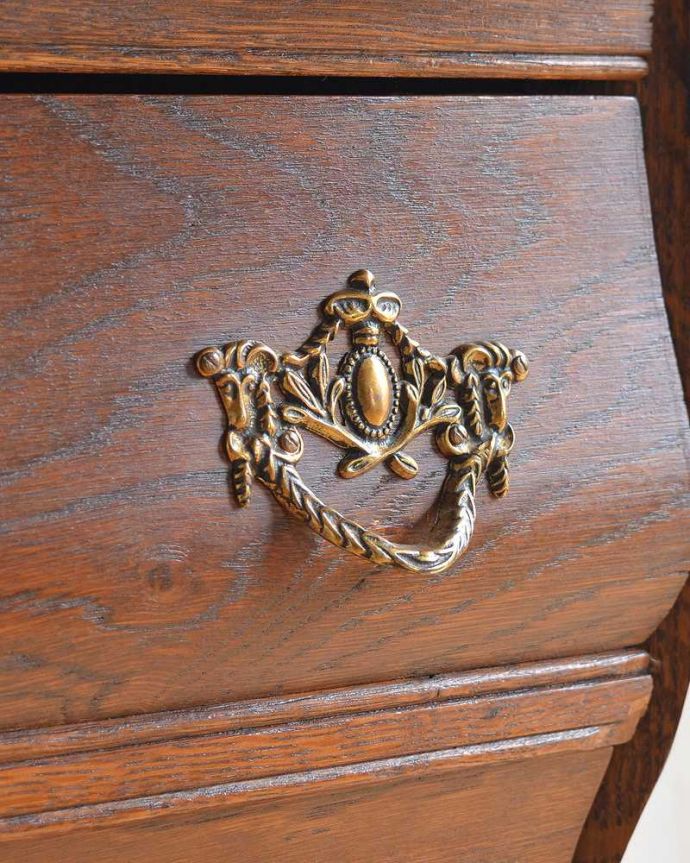 アンティークのチェスト アンティーク家具 優雅なシルエットのフレンチアンティーク家具、小ぶりな3段チェスト(コモード)。開ける度にワクワクする取っ手フランスらしい優雅なデザインは取っ手にも。(j-2081-f)