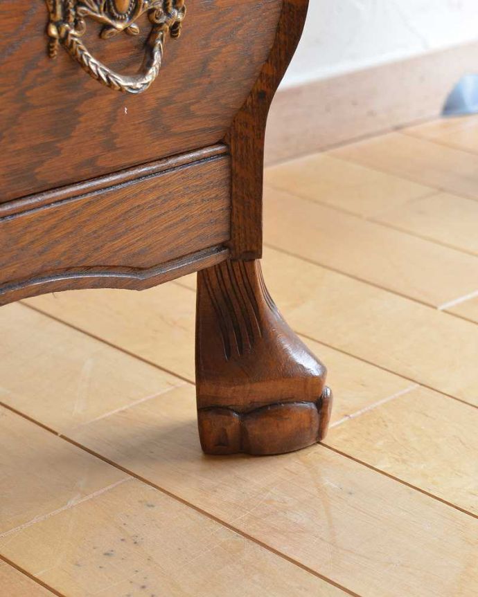 アンティークのチェスト アンティーク家具 優雅なシルエットのフレンチアンティーク家具、小ぶりな3段チェスト(コモード)。女性1人でラクラク運べちゃう仕掛けHandleのアンティークは、脚の裏にフェルトキーパーをお付けしています。(j-2081-f)