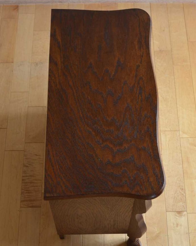 アンティークのチェスト アンティーク家具 優雅なシルエットのフレンチアンティーク家具、小ぶりな3段チェスト(コモード)。何を置こうかな・・・?上から見ると、天板はこんな感じで塗装もキレイに仕上げました。(j-2081-f)