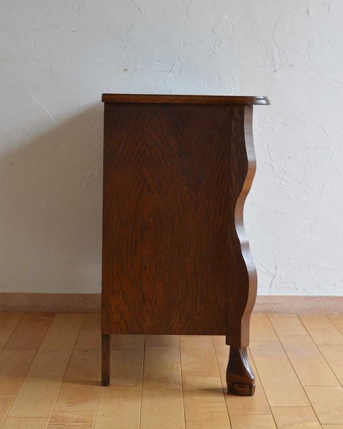 アンティークのチェスト アンティーク家具 優雅なシルエットのフレンチアンティーク家具、小ぶりな3段チェスト(コモード)。横から見てもステキ横から見るとこんな感じ。(j-2081-f)