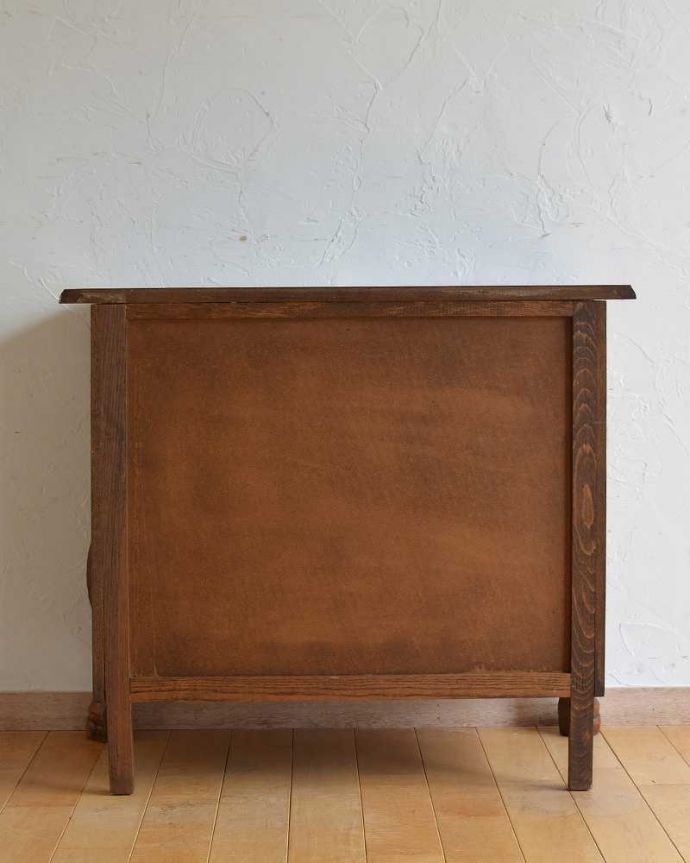 アンティークのチェスト アンティーク家具 優雅なシルエットのフレンチアンティーク家具、小ぶりな3段チェスト(コモード)。修復したので後姿もキレイですアンティークは新品ではないので、もちろん経年変化によるキズはありますが、専門の職人がキレイに修復したので、後ろ姿もキレイです。(j-2081-f)