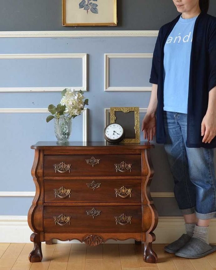 アンティークのチェスト　アンティーク家具　フレンチスタイルの優雅なアンティーク家具、小ぶりな３段チェスト（コモード）。美しい曲線美がフランスらしいんです。(j-2082-f)