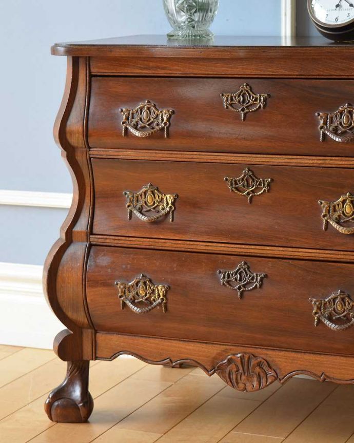 アンティークのチェスト　アンティーク家具　フレンチスタイルの優雅なアンティーク家具、小ぶりな３段チェスト（コモード）。「見せる収納」だから、置く場所を選びません！チェストと言ってもデザインがステキだから、収納だけじゃなくて見ても楽しめる具なんです。(j-2082-f)