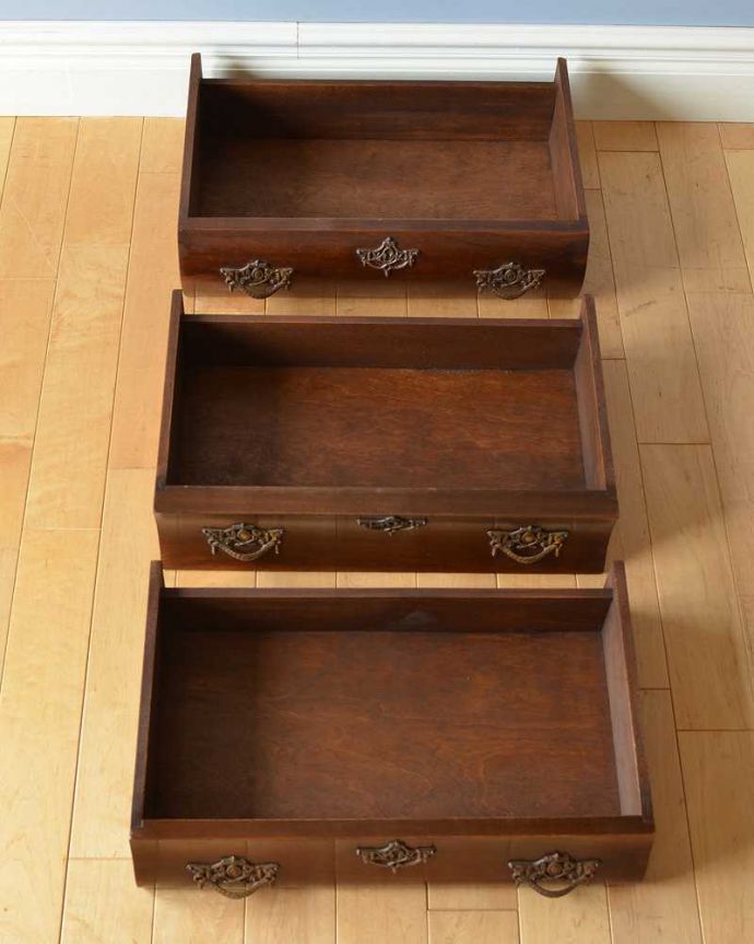 アンティークのチェスト　アンティーク家具　フレンチスタイルの優雅なアンティーク家具、小ぶりな３段チェスト（コモード）。キレイに修復したので、何を入れてもOKです。(j-2082-f)