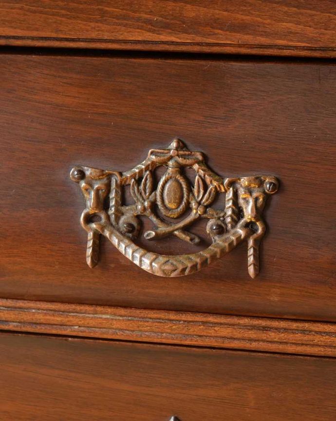 アンティークのチェスト　アンティーク家具　フレンチスタイルの優雅なアンティーク家具、小ぶりな３段チェスト（コモード）。開ける度にワクワクする取っ手フランスらしい優雅なデザインは取っ手にも。(j-2082-f)