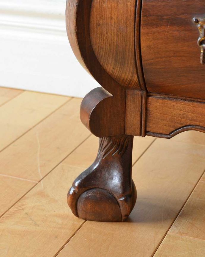 アンティークのチェスト　アンティーク家具　フレンチスタイルの優雅なアンティーク家具、小ぶりな３段チェスト（コモード）。女性1人でラクラク運べちゃう仕掛けHandleのアンティークは、脚の裏にフェルトキーパーをお付けしています。(j-2082-f)