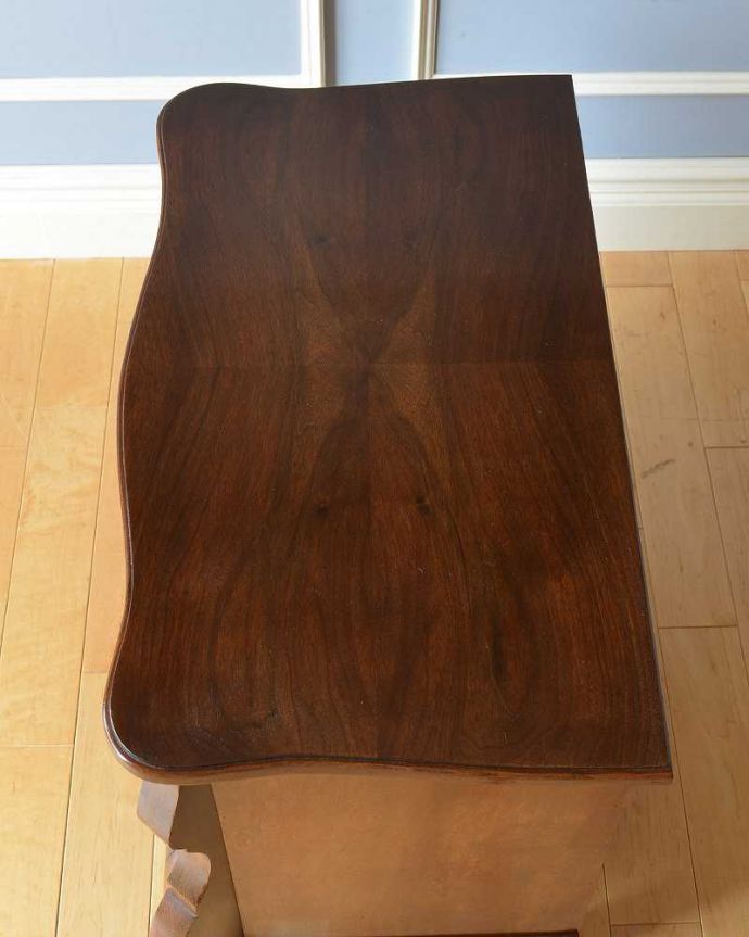 アンティークのチェスト　アンティーク家具　フレンチスタイルの優雅なアンティーク家具、小ぶりな３段チェスト（コモード）。何を置こうかな･･･？上から見ると、天板はこんな感じで塗装もキレイに仕上げました。(j-2082-f)