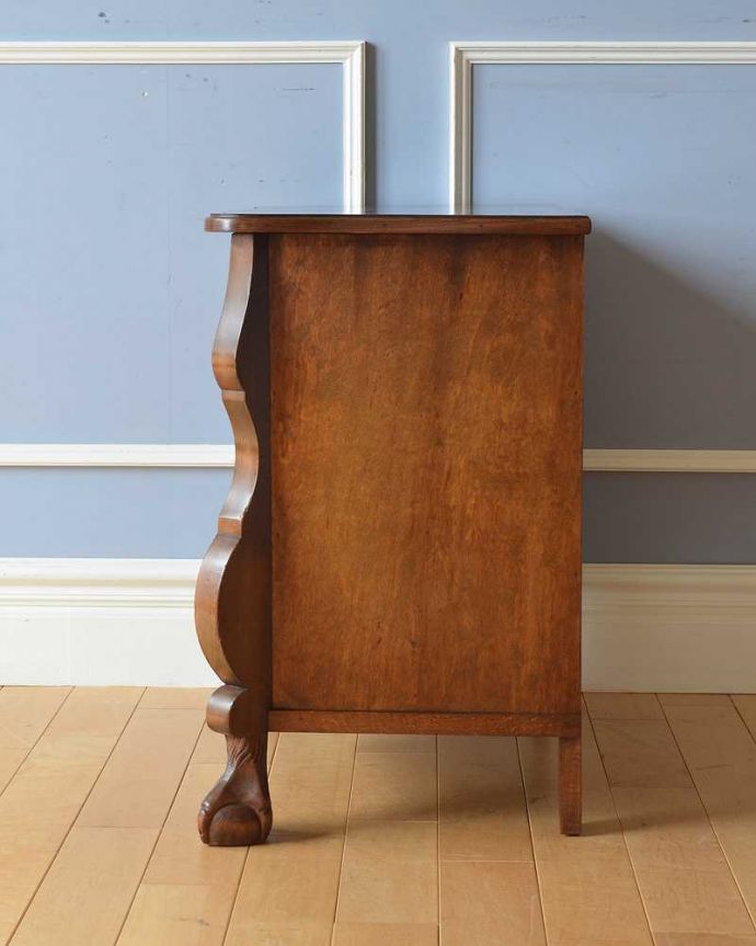 アンティークのチェスト　アンティーク家具　フレンチスタイルの優雅なアンティーク家具、小ぶりな３段チェスト（コモード）。横から見てもステキ横から見るとこんな感じ。(j-2082-f)