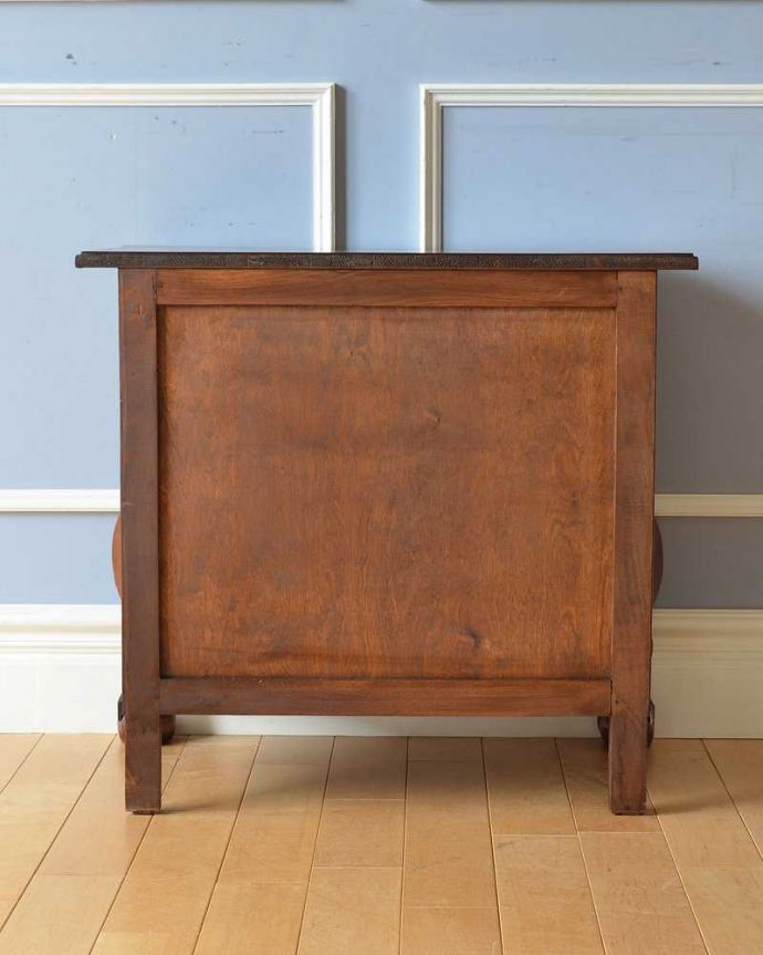 アンティークのチェスト　アンティーク家具　フレンチスタイルの優雅なアンティーク家具、小ぶりな３段チェスト（コモード）。修復したので後姿もキレイですアンティークは新品ではないので、もちろん経年変化によるキズはありますが、専門の職人がキレイに修復したので、後ろ姿もキレイです。(j-2082-f)