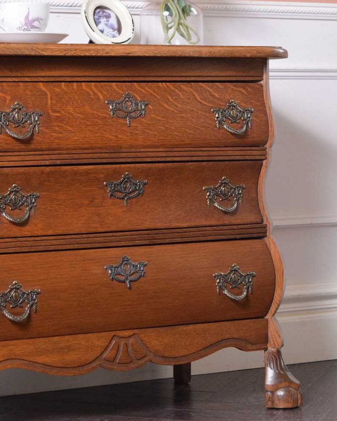 アンティークのチェスト　アンティーク家具　使いやすいコンパクトな３段アンティークチェスト、フランスから届いた小さなアンティーク(コモード)。「見せる収納」だから、置く場所を選びません！チェストと言ってもデザインがステキだから、収納だけじゃなくて見ても楽しめる具なんです。(j-2083-f)