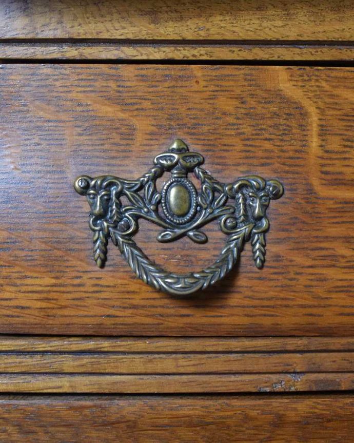アンティークのチェスト　アンティーク家具　使いやすいコンパクトな３段アンティークチェスト、フランスから届いた小さなアンティーク(コモード)。開ける度にワクワクする取っ手フランスらしい優雅なデザインは取っ手にも。(j-2083-f)