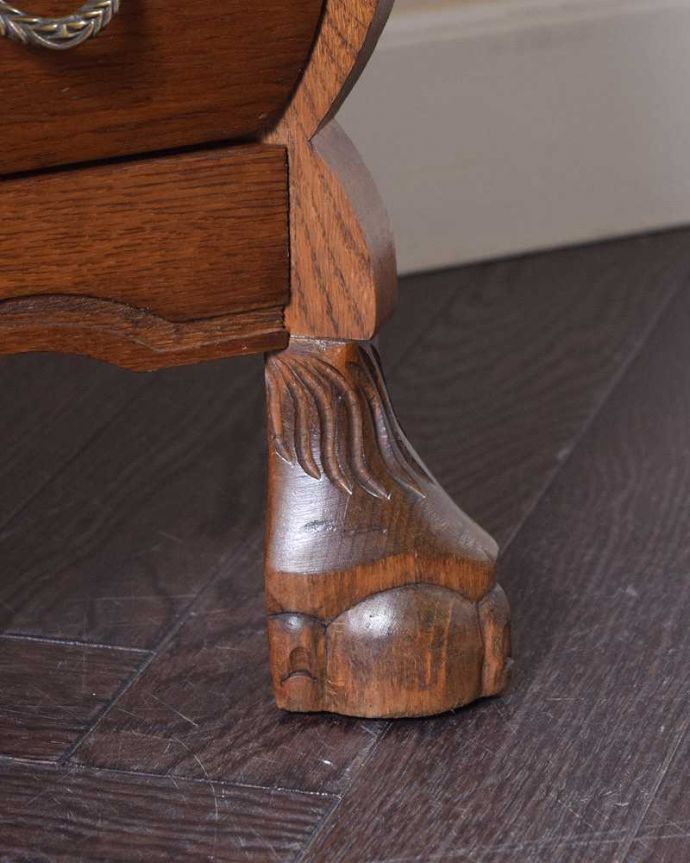 アンティークのチェスト　アンティーク家具　使いやすいコンパクトな３段アンティークチェスト、フランスから届いた小さなアンティーク(コモード)。女性1人でラクラク運べちゃう仕掛けHandleのアンティークは、脚の裏にフェルトキーパーをお付けしています。(j-2083-f)