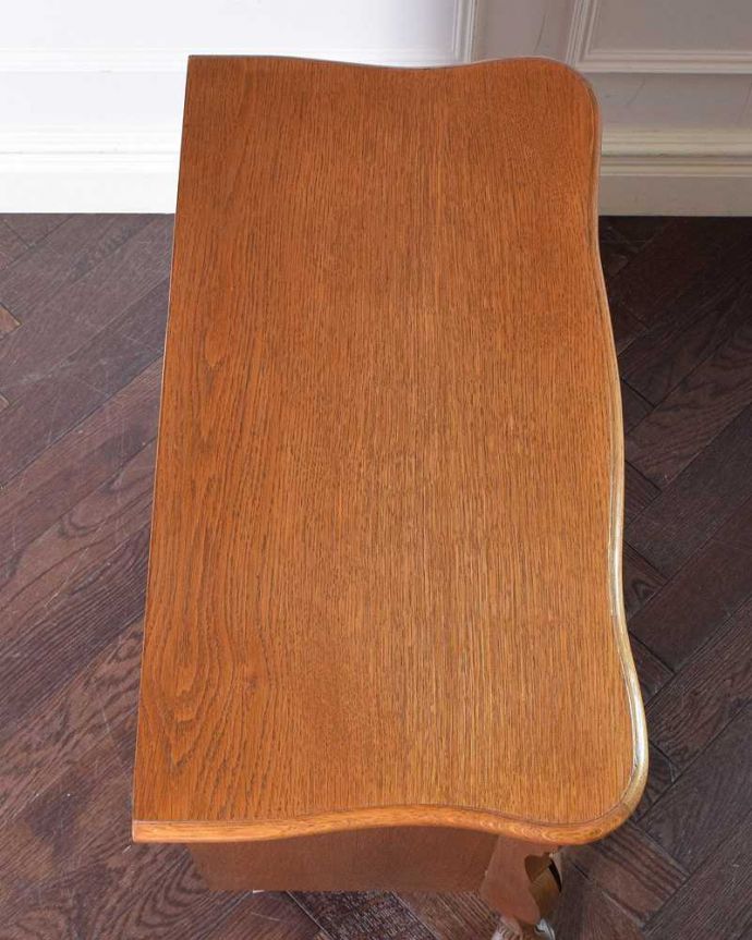 アンティークのチェスト　アンティーク家具　使いやすいコンパクトな３段アンティークチェスト、フランスから届いた小さなアンティーク(コモード)。何を置こうかな･･･？上から見ると、天板はこんな感じで塗装もキレイに仕上げました。(j-2083-f)