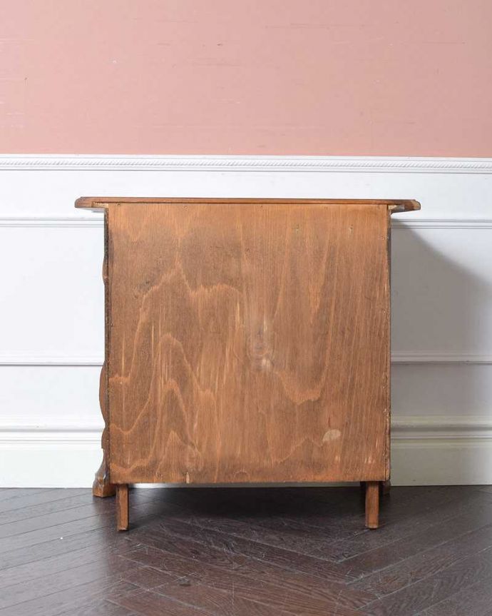 アンティークのチェスト　アンティーク家具　使いやすいコンパクトな３段アンティークチェスト、フランスから届いた小さなアンティーク(コモード)。修復したので後姿もキレイですアンティークは新品ではないので、もちろん経年変化によるキズはありますが、専門の職人がキレイに修復したので、後ろ姿もキレイです。(j-2083-f)