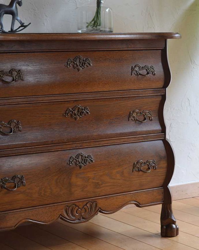 アンティークのチェスト　アンティーク家具　フランスの優雅なアンティーク家具、どこでも大活躍してくれるオーク材の３段チェスト（コモード）。「見せる収納」だから、置く場所を選びません！チェストと言ってもデザインがステキだから、収納だけじゃなくて見ても楽しめる具なんです。(j-2084-f)