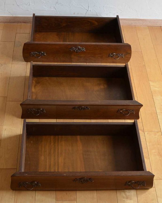 アンティークのチェスト　アンティーク家具　フランスの優雅なアンティーク家具、どこでも大活躍してくれるオーク材の３段チェスト（コモード）。キレイに修復したので、何を入れてもOKです。(j-2084-f)