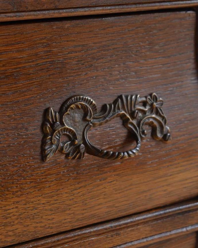 アンティークのチェスト　アンティーク家具　フランスの優雅なアンティーク家具、どこでも大活躍してくれるオーク材の３段チェスト（コモード）。開ける度にワクワクする取っ手フランスらしい優雅なデザインは取っ手にも。(j-2084-f)