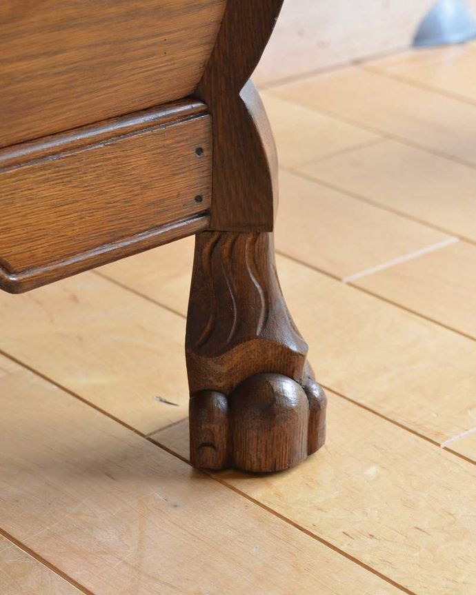 アンティークのチェスト　アンティーク家具　フランスの優雅なアンティーク家具、どこでも大活躍してくれるオーク材の３段チェスト（コモード）。女性1人でラクラク運べちゃう仕掛けHandleのアンティークは、脚の裏にフェルトキーパーをお付けしています。(j-2084-f)