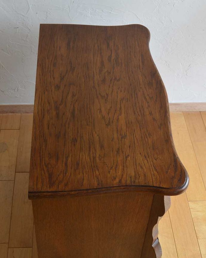 アンティークのチェスト　アンティーク家具　フランスの優雅なアンティーク家具、どこでも大活躍してくれるオーク材の３段チェスト（コモード）。何を置こうかな･･･？上から見ると、天板はこんな感じで塗装もキレイに仕上げました。(j-2084-f)