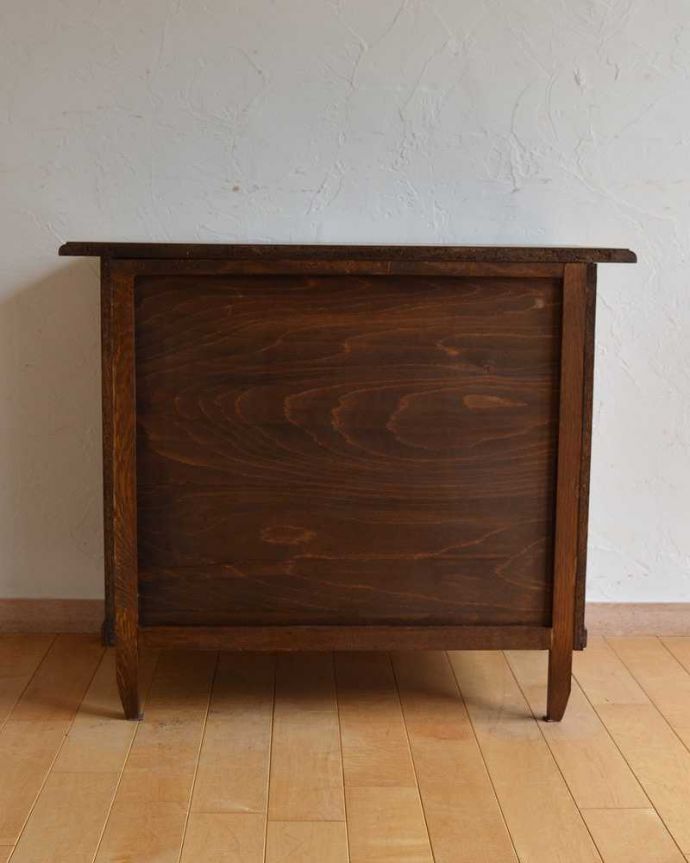 アンティークのチェスト　アンティーク家具　フランスの優雅なアンティーク家具、どこでも大活躍してくれるオーク材の３段チェスト（コモード）。修復したので後姿もキレイですアンティークは新品ではないので、もちろん経年変化によるキズはありますが、専門の職人がキレイに修復したので、後ろ姿もキレイです。(j-2084-f)