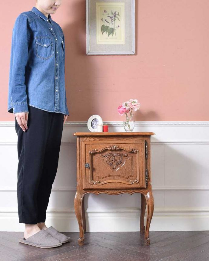 アンティークのキャビネット アンティーク家具 南フランスのエレガントなアンティーク家具、小さなナイトテーブル。自慢はフランスらしい曲線美。(j-2094-f)