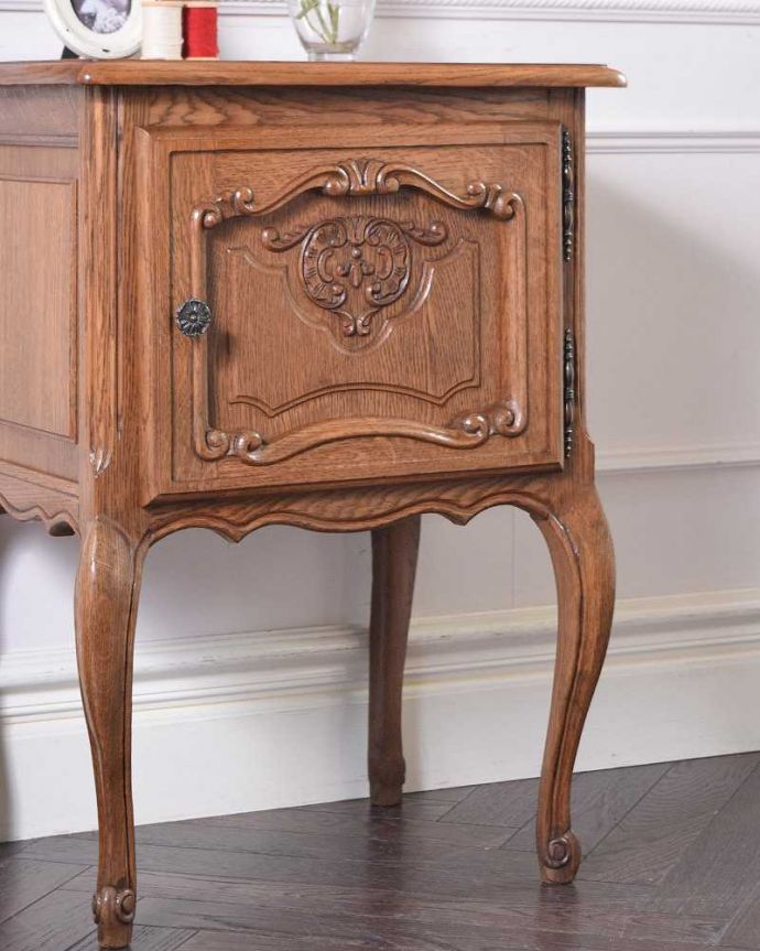 アンティークのキャビネット アンティーク家具 南フランスのエレガントなアンティーク家具、小さなナイトテーブル。彫の美しさも自慢です。(j-2094-f)