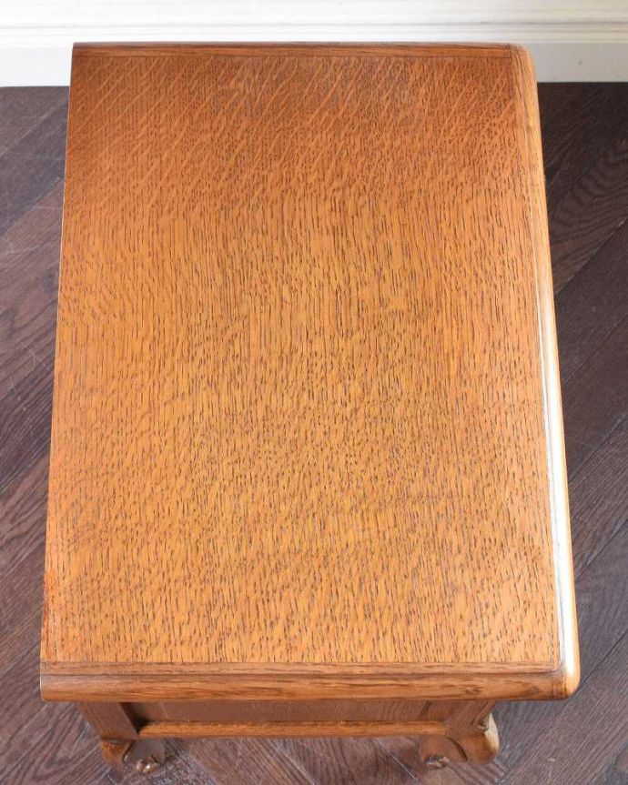 アンティークのキャビネット アンティーク家具 南フランスのエレガントなアンティーク家具、小さなナイトテーブル。何を置いて楽しもうかな・・・修復する際、天板もこんな感じでキレイに仕上げました。(j-2094-f)