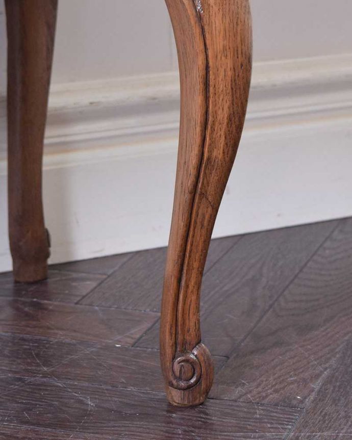 アンティークのキャビネット アンティーク家具 南フランスのエレガントなアンティーク家具、小さなナイトテーブル。女性1人でラクラク運べちゃう仕掛けHandleのアンティークは、脚の裏にフェルトキーパーをお付けしています。(j-2094-f)