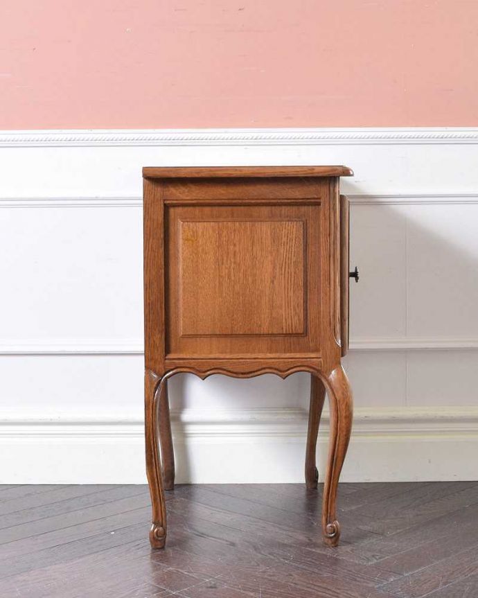 アンティークのキャビネット アンティーク家具 南フランスのエレガントなアンティーク家具、小さなナイトテーブル。横顔だっても美しい正面だけじゃなく横から見てもフランスらしい美しさが漂っています。(j-2094-f)