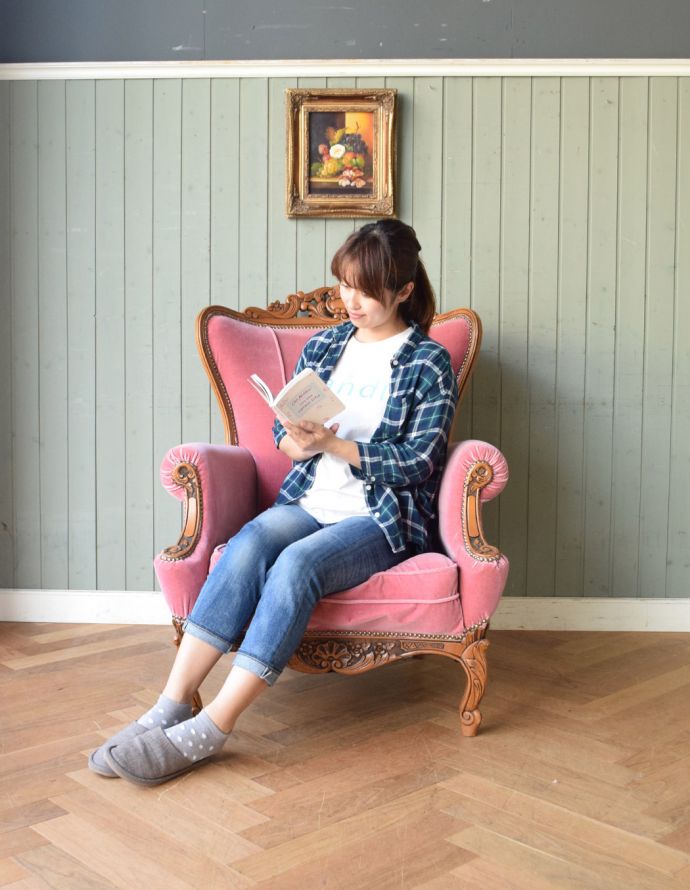 チェスターフィールド　アンティーク チェア　彫りがたっぷり付いた、フランス輸入のアンティーク サロンチェア。ピンクの布張りなのでお部屋も華やかになります。(j-469-c-1)