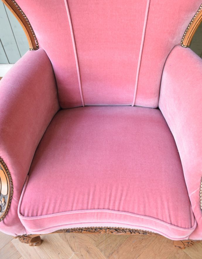 チェスターフィールド　アンティーク チェア　彫りがたっぷり付いた、フランス輸入のアンティーク サロンチェア。女性らしいデザイン。(j-469-c-1)