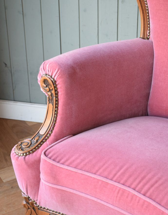 チェスターフィールド　アンティーク チェア　彫りがたっぷり付いた、フランス輸入のアンティーク サロンチェア。きちんとお直ししていますので、大柄な男性でも安心してお掛け下さい。(j-469-c-1)