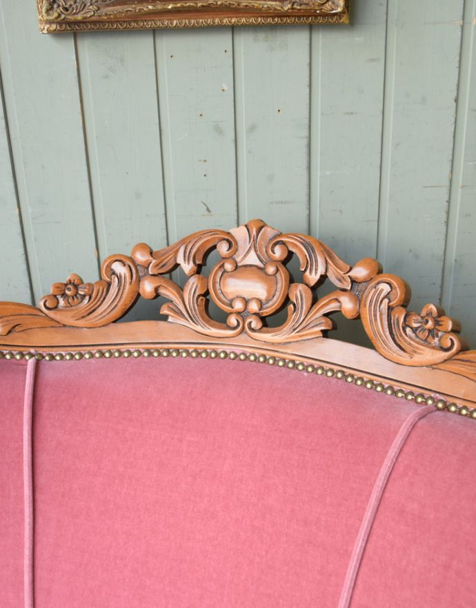 チェスターフィールド　アンティーク チェア　彫りがたっぷり付いた、フランス輸入のアンティーク サロンチェア。背もたれの上の彫り。(j-469-c-1)