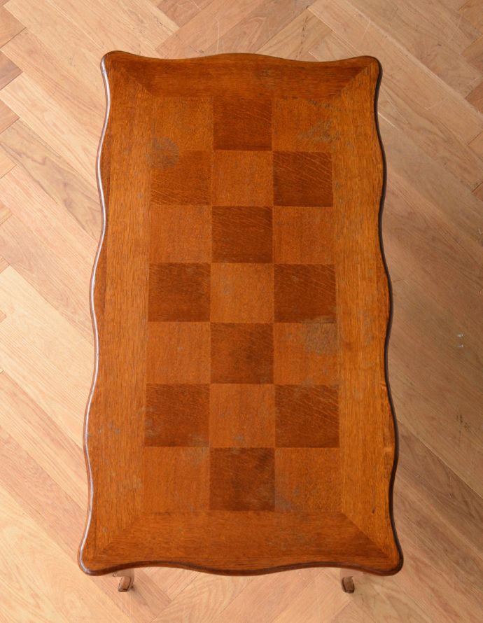 ロイドテーブル アンティーク家具 南フランスの美しいインテリア、アンティークのコーヒーテーブル。天板もキレイにお直ししてお届けします。(j-475-f-1)