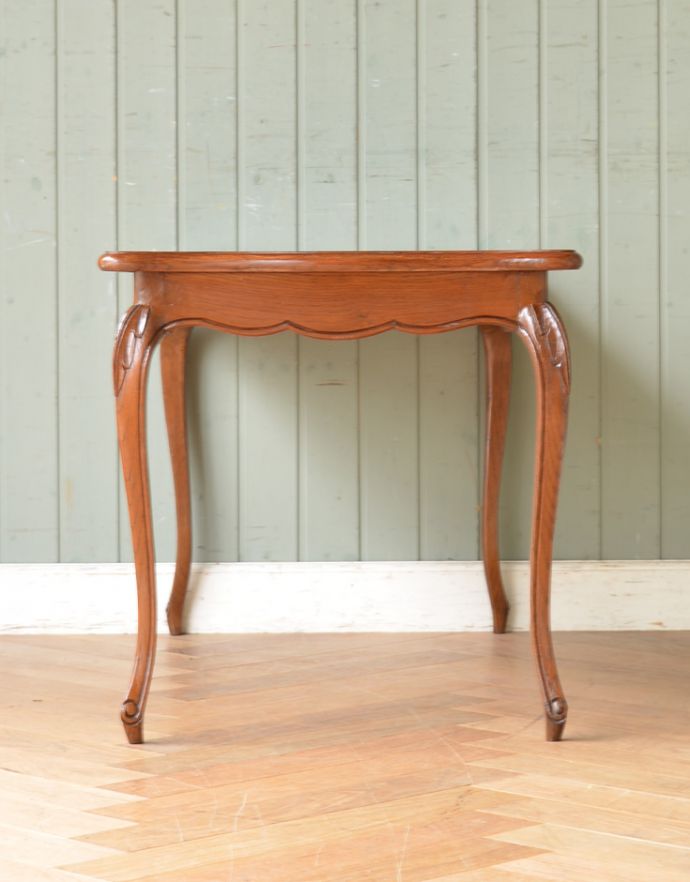 ロイドテーブル アンティーク家具 南フランスの美しいインテリア、アンティークのコーヒーテーブル。脚の美しさが自慢のテーブル!猫脚が優雅なテーブルです。(j-475-f-1)