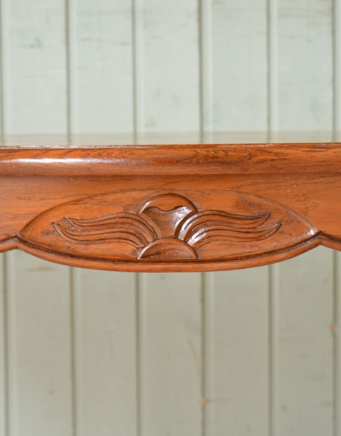 ロイドテーブル アンティーク家具 南フランスの美しいインテリア、アンティークのコーヒーテーブル。繊細な彫がポイントに入っています。(j-475-f-1)