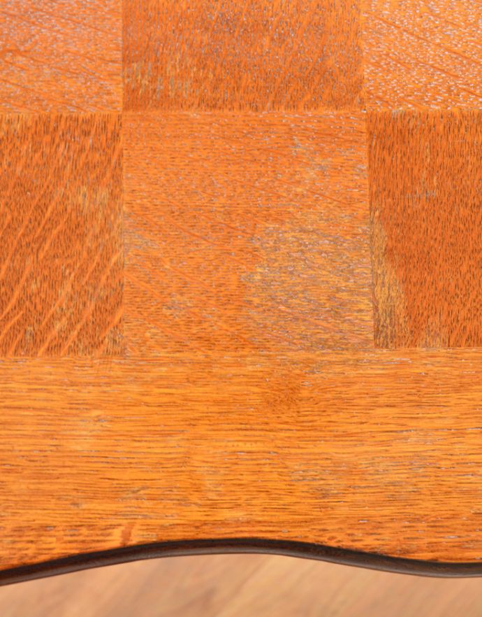 ロイドテーブル アンティーク家具 南フランスの美しいインテリア、アンティークのコーヒーテーブル。アンティークは新品ではないので、経年変化によるキズはありますが、専門の職人によって目立たないようにキレイにお直しをしています。(j-475-f-1)