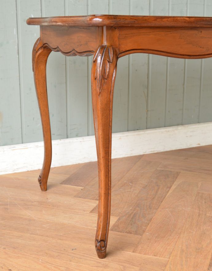 ロイドテーブル アンティーク家具 南フランスの美しいインテリア、アンティークのコーヒーテーブル。きちんとメンテナンスしているので、安定感はバッチリです。(j-475-f-1)