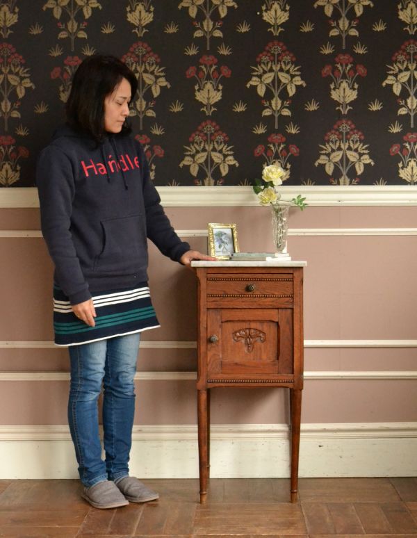 アンティークのキャビネット　アンティーク家具　アンティークの英国家具、大理石天板のナイトテーブル。とっても可愛いキャビネット。(z-001-f)