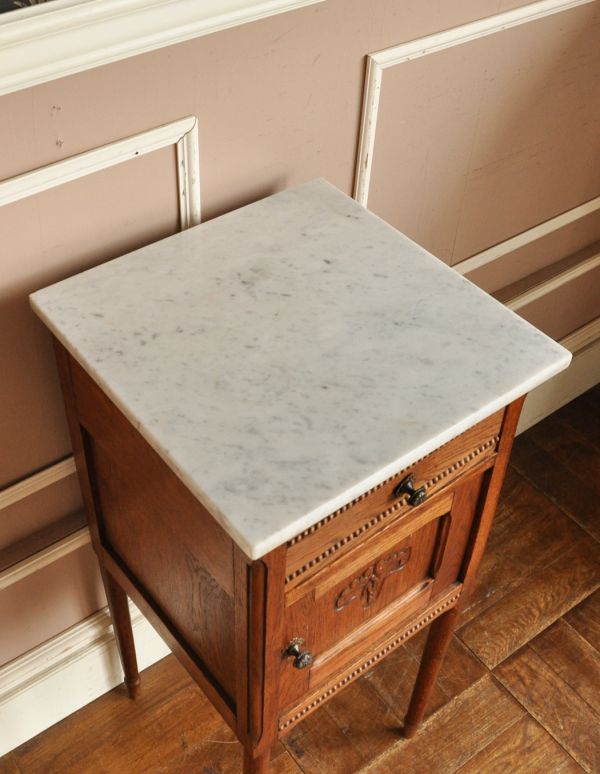 アンティークのキャビネット　アンティーク家具　アンティークの英国家具、大理石天板のナイトテーブル。天板は大理石です。(z-001-f)