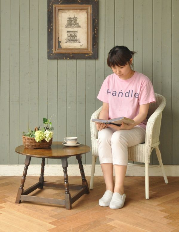 ロイドテーブル　アンティーク家具　風合いあるイギリスのアンティーク家具、小さなオケージョナルテーブル。玄関で花器を飾ったり、ソファの前に持ってくれば、ちょうどいいサイドテーブルに。(j-545-f-1)