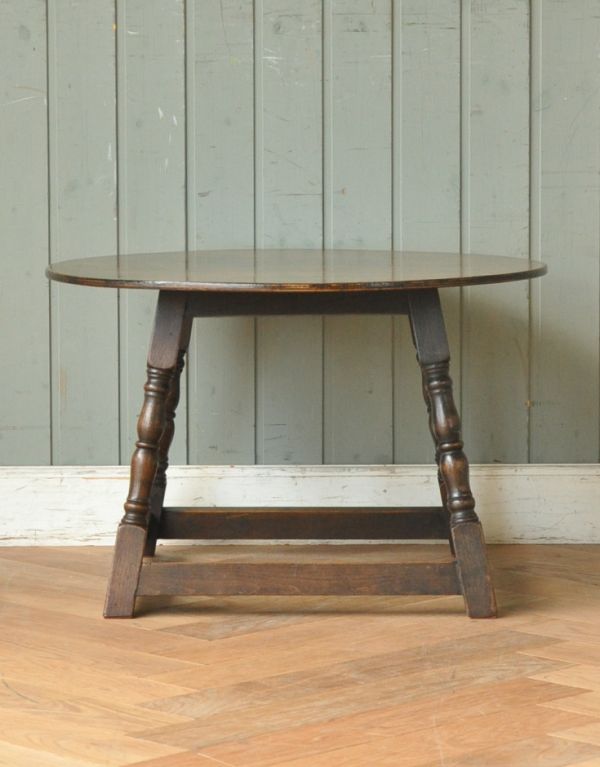 ロイドテーブル　アンティーク家具　風合いあるイギリスのアンティーク家具、小さなオケージョナルテーブル。持ち運びがしやすく、場所もとらないので重宝します！。(j-545-f-1)