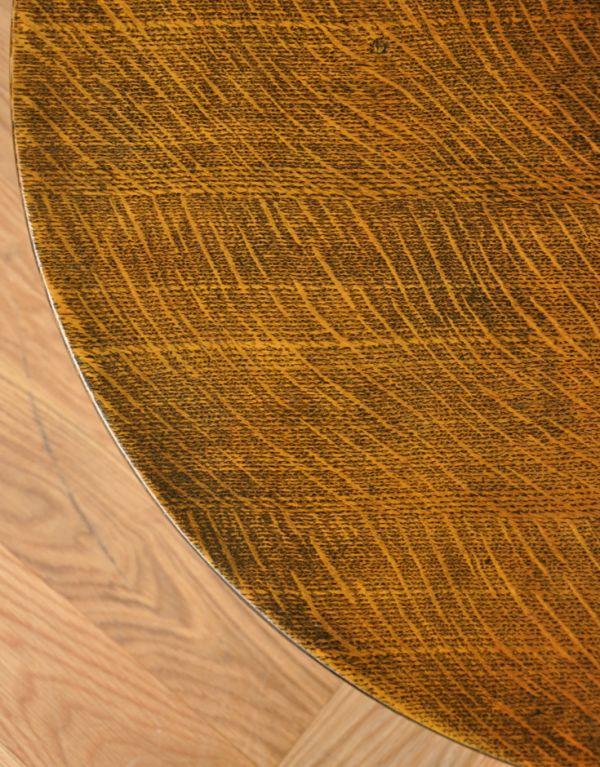 ロイドテーブル　アンティーク家具　風合いあるイギリスのアンティーク家具、小さなオケージョナルテーブル。専門の職人によってお直ししていますが、アンティークは新品ではありません。(j-545-f-1)