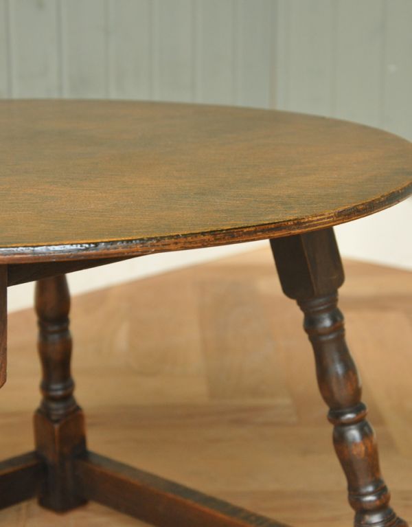 ロイドテーブル　アンティーク家具　風合いあるイギリスのアンティーク家具、小さなオケージョナルテーブル。角が丸いので小さなお子様にも安全です。(j-545-f-1)