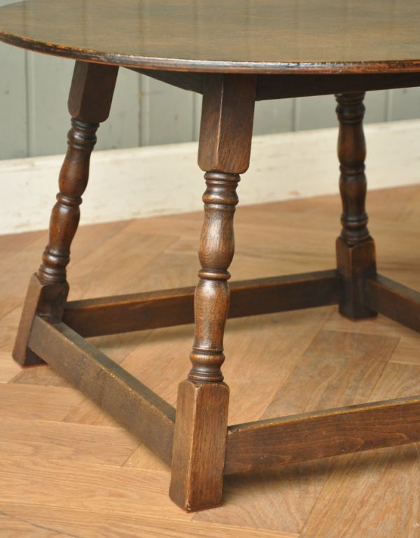 ロイドテーブル　アンティーク家具　風合いあるイギリスのアンティーク家具、小さなオケージョナルテーブル。脚には美しい装飾があります！しっかりテーブルを支えます。(j-545-f-1)