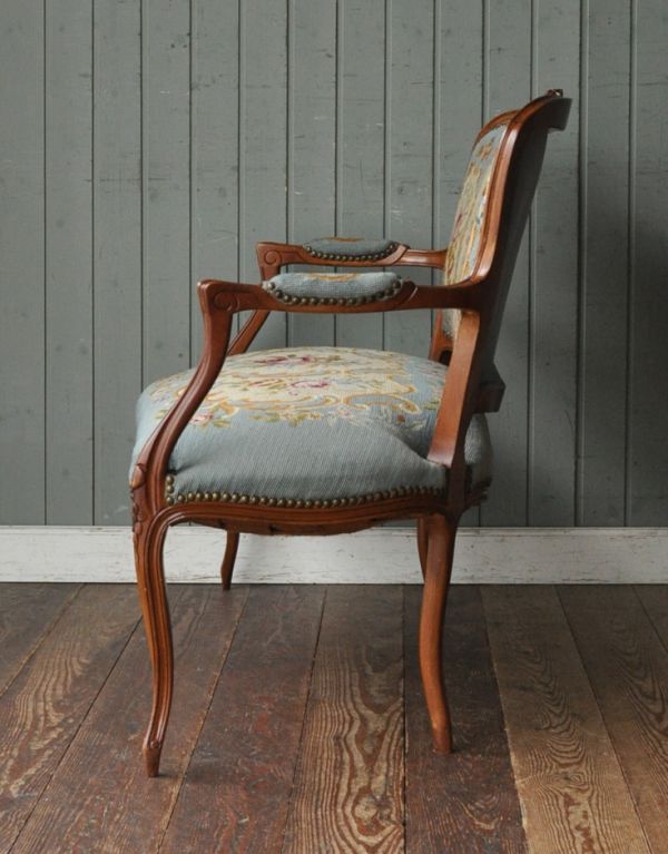 アンティーク チェア ゴージャスなフランスのアンティークソファ、プチポワンサロンチェア(2人掛け)。横から見る姿も綺麗です。(j-548-c)