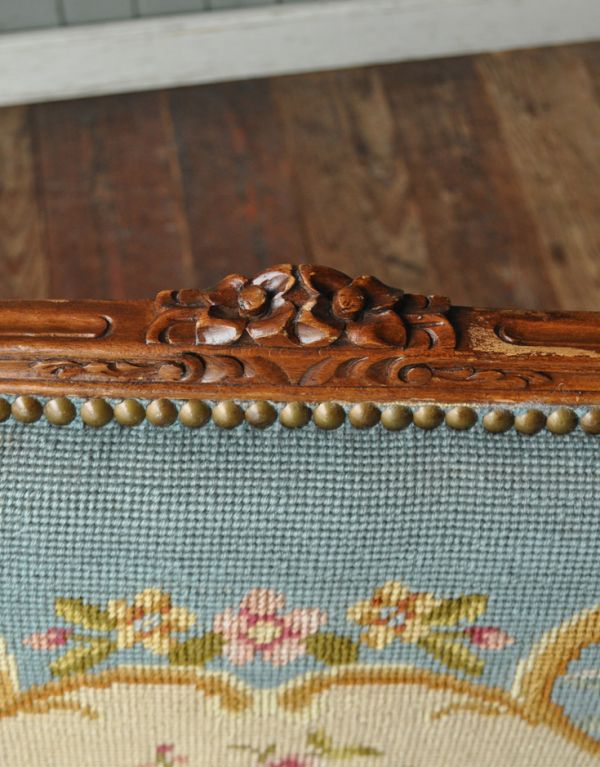 アンティーク チェア ゴージャスなフランスのアンティークソファ、プチポワンサロンチェア(2人掛け)。背もたれの上の彫り。(j-548-c)